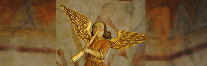 Ein goldener Engel mit einer Flöte