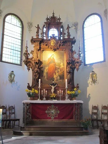 Mit Blumen geschmückter Altar in Hohenfichte - das Altarbild zeigt Jesus beim Segnen von Kindern.
