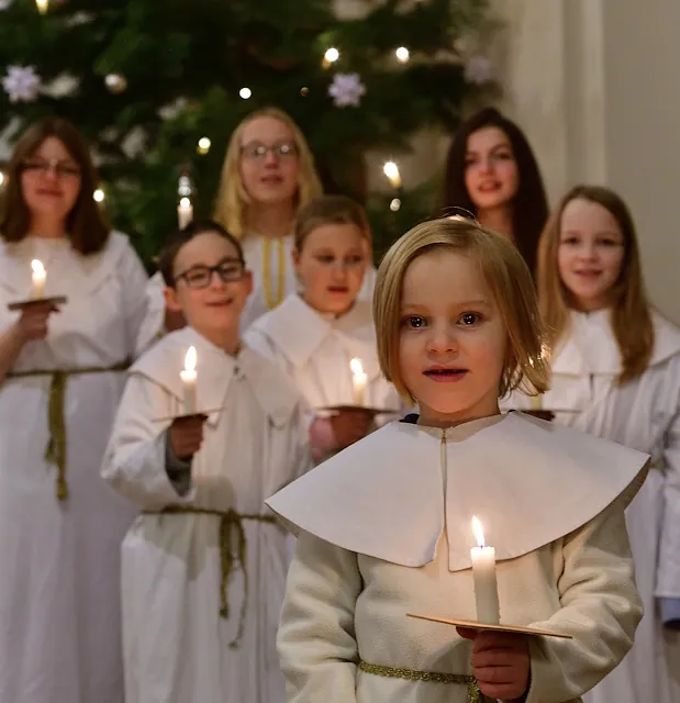 Engelchor in der Kirche St. Petri - einer der kleinen Engel steht ein wenig mehr im Vordergrund.