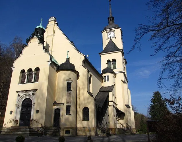 Kirche Hohenfichte, hellbeige gestrichen - gut erkennbar sind die erkerförmigen, runden Anbauten.
