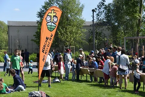 Menschen versammeln sich auf einer Wiese