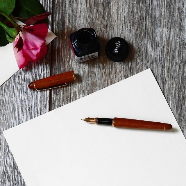 Symbolbild Kontakt: Briefpapier mit einem Füller