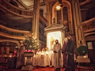 die Darsteller der Christmette stehen vor dem Altar