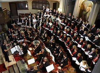 der Chor singt in der Kirche