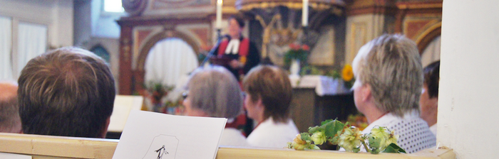 Erwachsene in einer Kirche