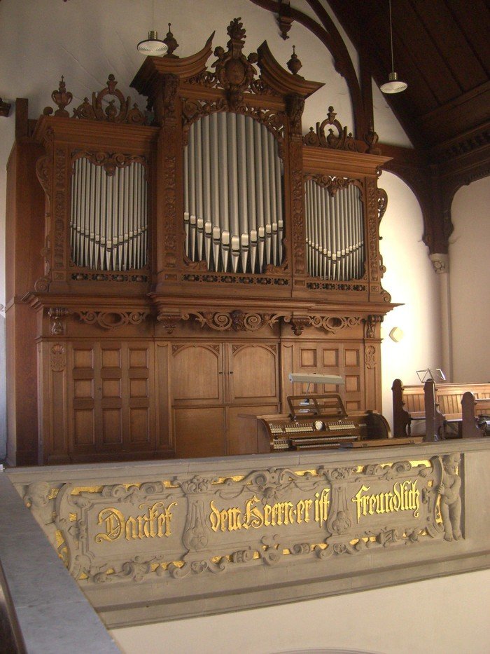Orgel Hohenfichte hinter der Empore, auf der "Danket dem Herrn, er ist freundlich." geschrieben ist.