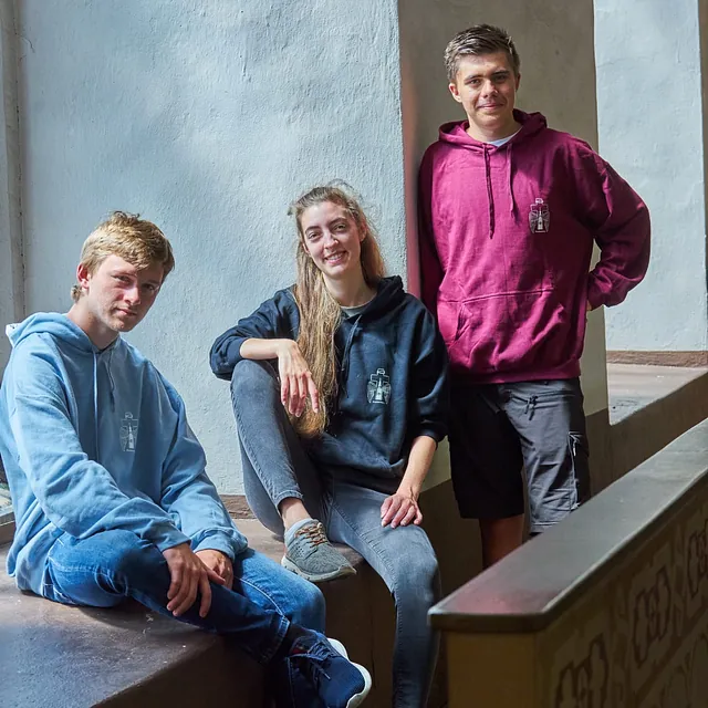 Mitglieder der Jungen Gemeinde stehen auf der Empore und freue