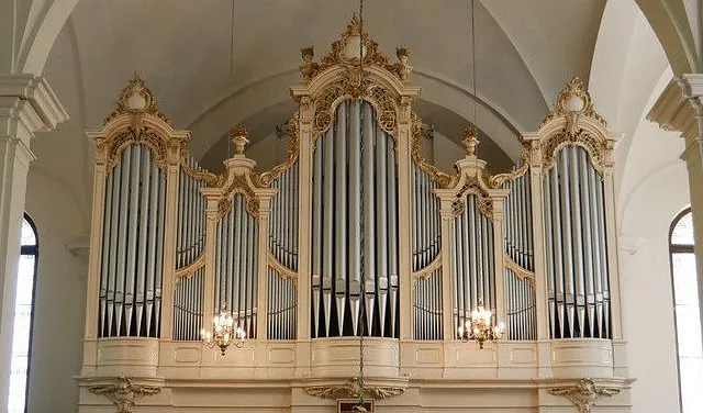 Jehmlich-Orgel in der Stadtkirche St. Petri, beleuchtet von eingeschalteten Kronleuchtern.