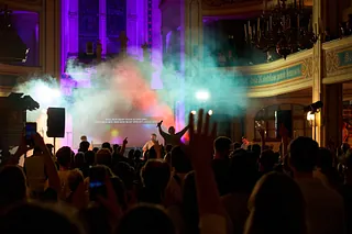 Die Kirche ist zur ChTeilnehmer am Krippenspiel haben am Altar Aufstellung genommen