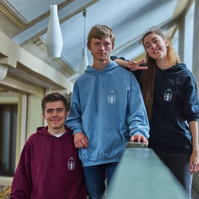 Mitglieder der Jungen Gemeinde stehen auf der Empore und freuen sich