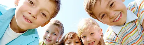 Symbolbild Churchis - Kinder lachen in die Kamera