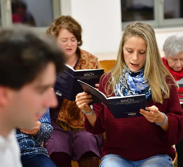 Kirchenchor-Mitglieder bei einer Gesangsprobe, fotografiert von vorne.