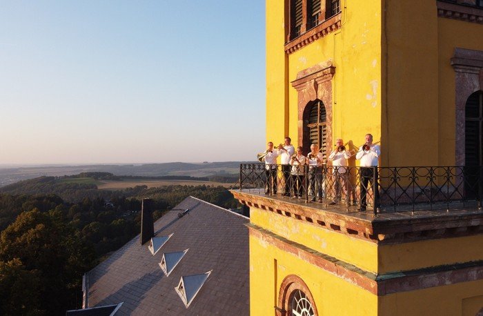 Mitglieder des Augustusburger Posaunenchors auf dem Kirchturm der Stadtkirche St. Petri.