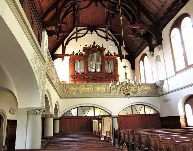 Orgel Hohenfichte hinter der verzierten Balustrade, fotografiert aus dem hellen Kirchenschiff.