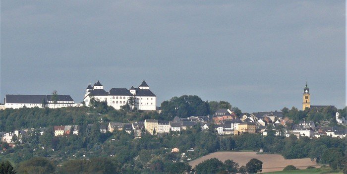 Stadt Augustusburg - gut sichtbar sind das Schloss Augustusburg sowie die Stadtkirche St. Petri.