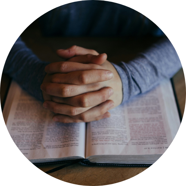 Betende Hände über einer Bibel