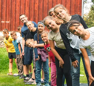 Gruppenfoto von einem Gemeindefest - Menschen lachen in die Kamera