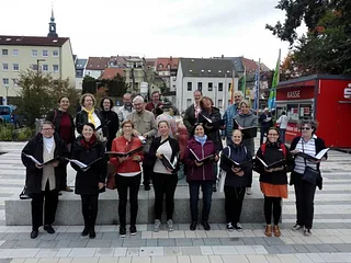 der Chor singt auf einem öffentlichen Platz