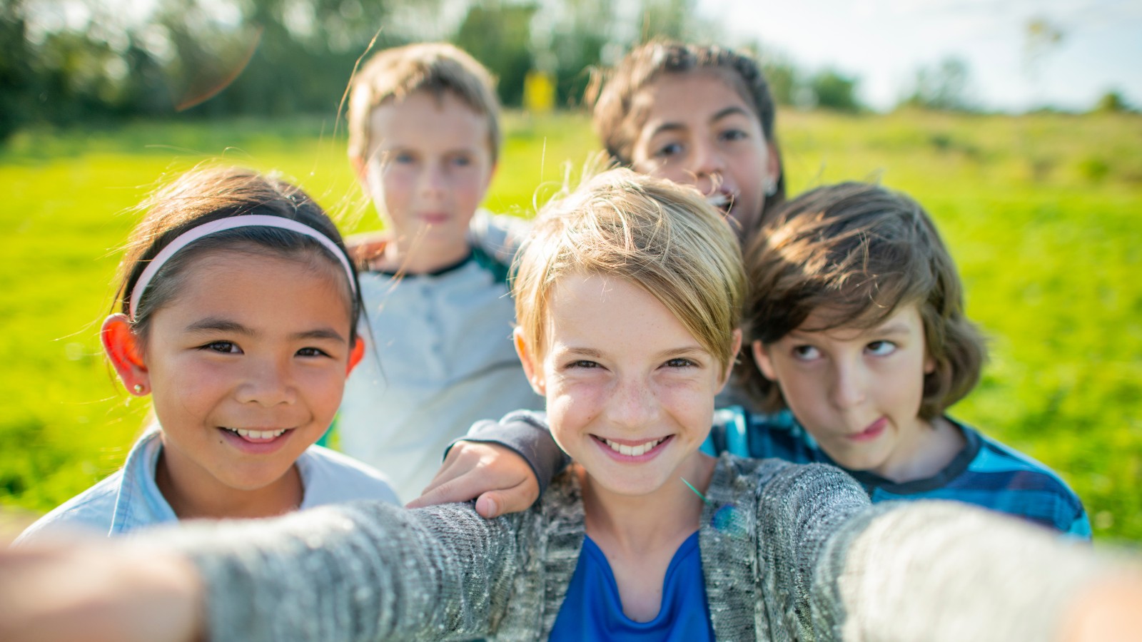 Symbolbild Konfisamstage - Kinder lachen in Kamera
