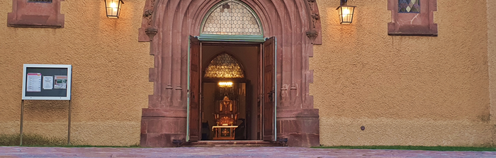 ein Blick durch die offene Tür in die Oederaner Kirche