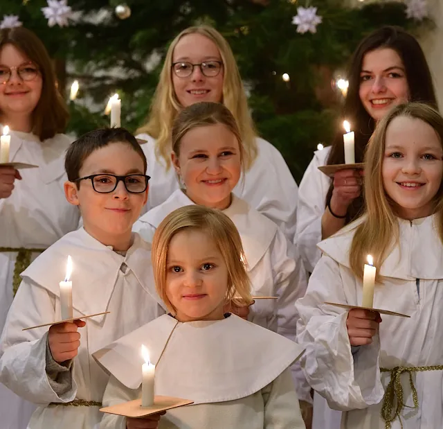 Lächelnde Engel des Engelchores, die in der Kirche St. Petri nahe beisammen stehen.