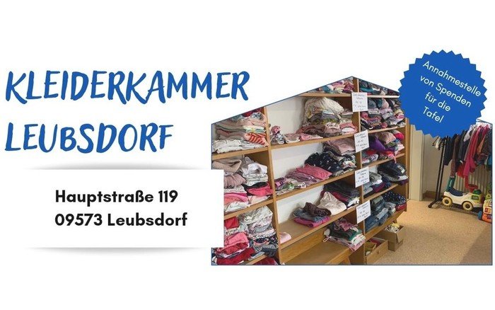 Flyer der Kleiderkammer mit dem Bild eines Regals mit Kleidung in der Kleiderkammer